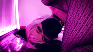 Kitten likes her deep anal play with her 14 inch slinky