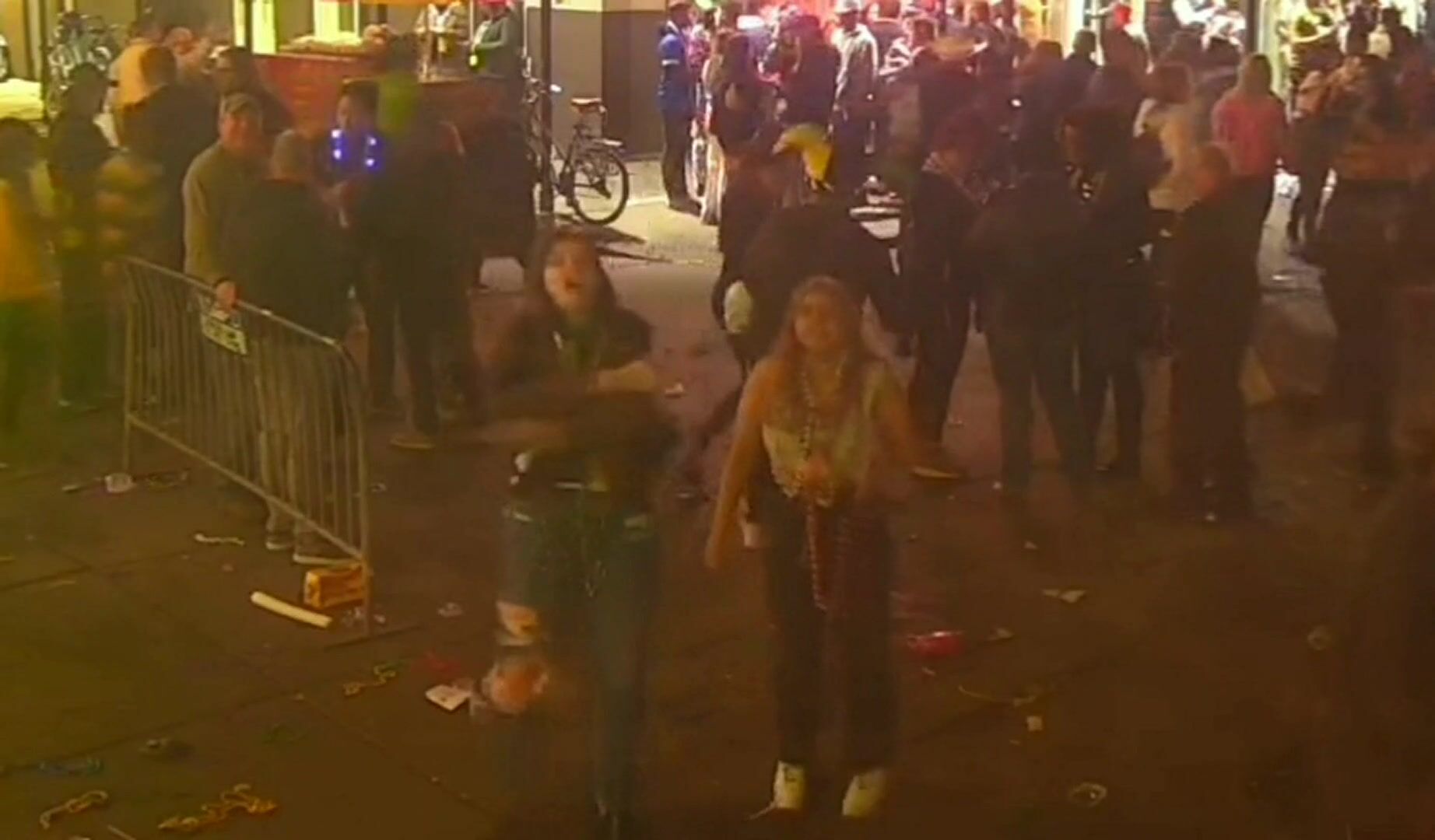 5 for 1 multiple women flashing their tits for beads at mardi gras on earthcam.