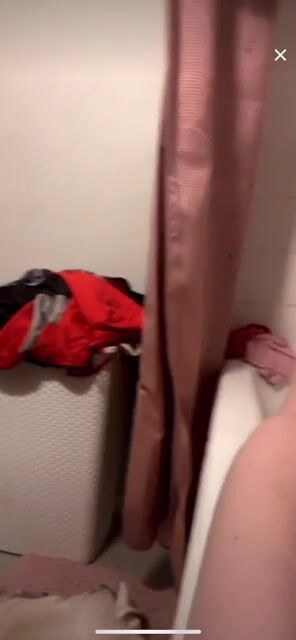 French girl took a shower while she was on live, but made a big ooooops